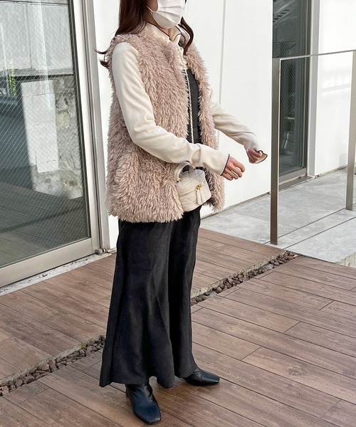 Lamoa(ラモア)の「Lamoa/ボリューム ファーベスト(ベスト・レディース・オフホワイト/グレイッシュベージュ・MEDIUM)」の10枚目の写真