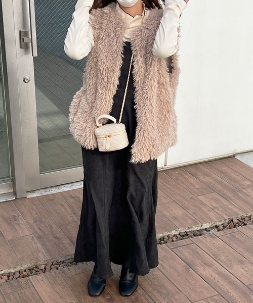 Lamoa(ラモア)の「Lamoa/ボリューム ファーベスト(ベスト・レディース・オフホワイト/グレイッシュベージュ・MEDIUM)」の11枚目の写真