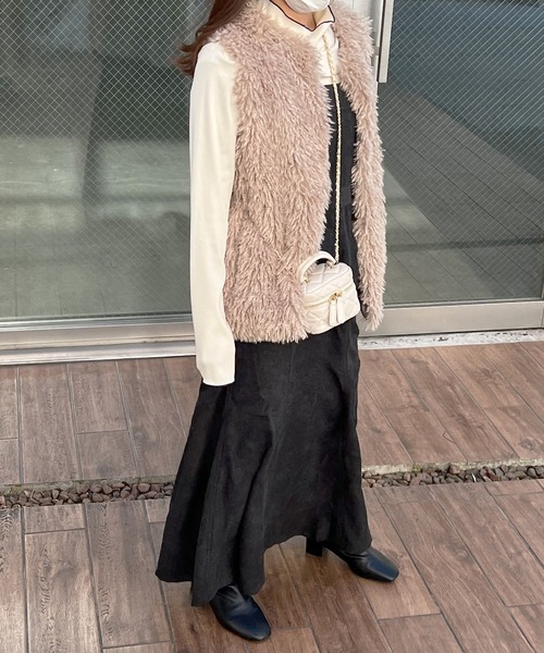 Lamoa(ラモア)の「Lamoa/ボリューム ファーベスト(ベスト・レディース・オフホワイト/グレイッシュベージュ・MEDIUM)」の12枚目の写真