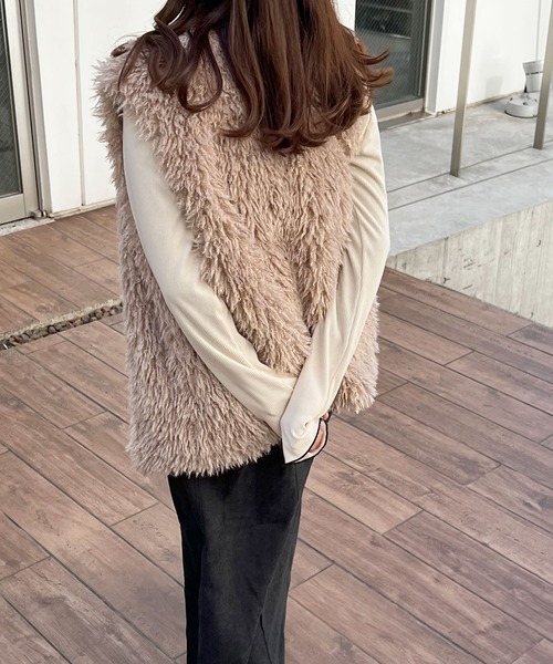 Lamoa(ラモア)の「Lamoa/ボリューム ファーベスト(ベスト・レディース・オフホワイト/グレイッシュベージュ・MEDIUM)」の16枚目の写真