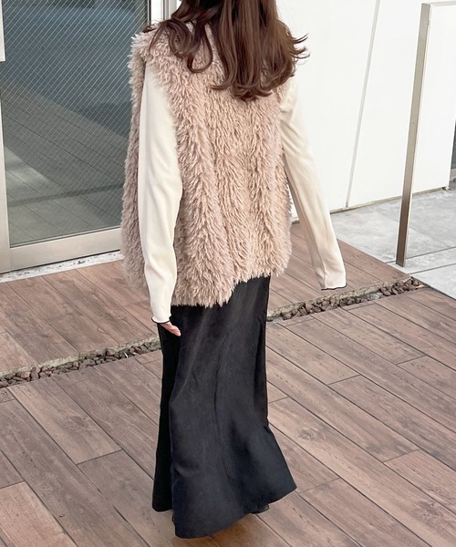 Lamoa(ラモア)の「Lamoa/ボリューム ファーベスト(ベスト・レディース・オフホワイト/グレイッシュベージュ・MEDIUM)」の17枚目の写真