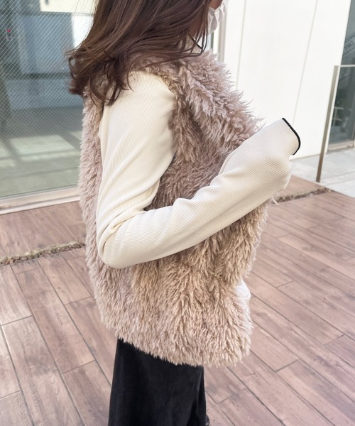 Lamoa(ラモア)の「Lamoa/ボリューム ファーベスト(ベスト・レディース・オフホワイト/グレイッシュベージュ・MEDIUM)」の19枚目の写真