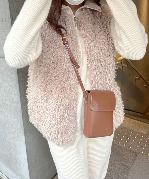 Lamoa(ラモア)の「Lamoa/ボリューム ファーベスト(ベスト・レディース・オフホワイト/グレイッシュベージュ・MEDIUM)」の4枚目の写真