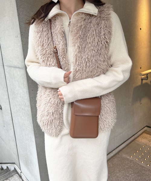 Lamoa(ラモア)の「Lamoa/ボリューム ファーベスト(ベスト・レディース・オフホワイト/グレイッシュベージュ・MEDIUM)」の5枚目の写真