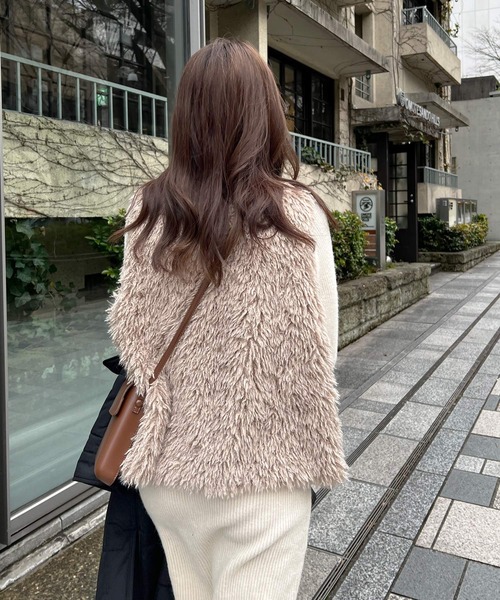 Lamoa(ラモア)の「Lamoa/ボリューム ファーベスト(ベスト・レディース・オフホワイト/グレイッシュベージュ・MEDIUM)」の6枚目の写真