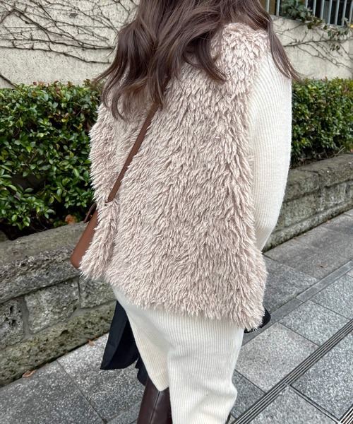 Lamoa(ラモア)の「Lamoa/ボリューム ファーベスト(ベスト・レディース・オフホワイト/グレイッシュベージュ・MEDIUM)」の7枚目の写真