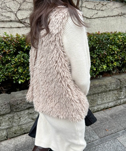 Lamoa(ラモア)の「Lamoa/ボリューム ファーベスト(ベスト・レディース・オフホワイト/グレイッシュベージュ・MEDIUM)」の8枚目の写真