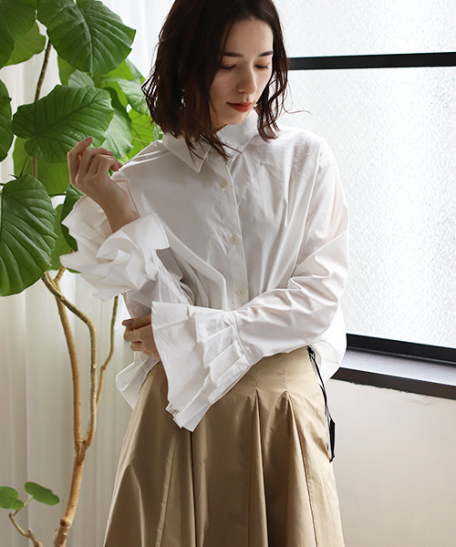 REAL CUBE(リアルキューブ)の「ラッフルスリーブブラウス(シャツ/ブラウス・レディース・オフホワイト/サックスブルー/ネイビー×ホワイト・M)」の2枚目の写真