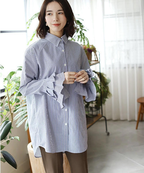 REAL CUBE(リアルキューブ)の「ラッフルスリーブブラウス(シャツ/ブラウス・レディース・オフホワイト/サックスブルー/ネイビー×ホワイト・M)」の6枚目の写真