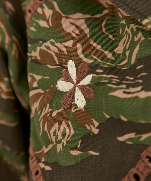 KHOKI(コッキ)の「【KHOKI / コッキ】Flower lace jacket / フラワーレースジャケット(ミリタリージャケット・メンズ・カーキ・1/2)」の11枚目の写真