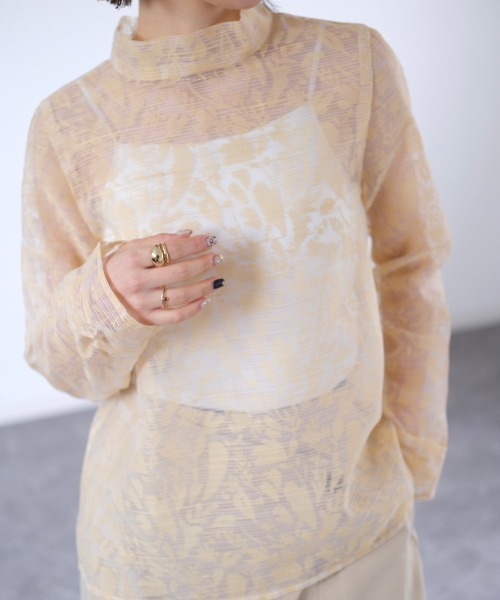 Reurie'（レウリィ）の「シアージャガードブラウス / original sheer jacquard blouse シアーブラウス プルオーバー レイヤード ミドル丈 花柄 ブルー イエロー ブラック スタンドカラー ハイネック ジャガード（シャツ/ブラウス・レディース・ブルー/ブラック/イエロー/ピンク・FREE）」の6枚目の写真