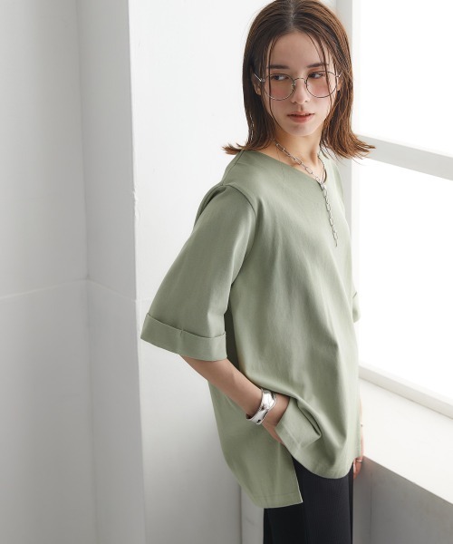 nissen(ニッセン)の「綿100%バスク折り返し袖Vネックトップス(Tシャツ/カットソー・レディース・ラベンダー/グレイッシュベージュ/ブラック/グレイッシュブルー/オフホワイト/ライトカーキ・L~LL/S~M)」の4枚目の写真