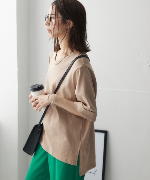 nissen(ニッセン)の「綿100%バスク折り返し袖Vネックトップス(Tシャツ/カットソー・レディース・ラベンダー/グレイッシュベージュ/ブラック/グレイッシュブルー/オフホワイト/ライトカーキ・L~LL/S~M)」の3枚目の写真