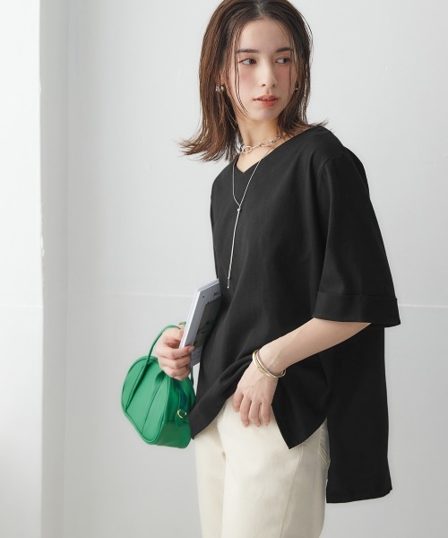 nissen(ニッセン)の「綿100%バスク折り返し袖Vネックトップス(Tシャツ/カットソー・レディース・ラベンダー/グレイッシュベージュ/ブラック/グレイッシュブルー/オフホワイト/ライトカーキ・L~LL/S~M)」の1枚目の写真