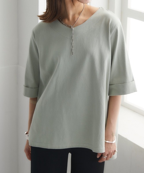 nissen(ニッセン)の「綿100%バスク折り返し袖Vネックトップス(Tシャツ/カットソー・レディース・ラベンダー/グレイッシュベージュ/ブラック/グレイッシュブルー/オフホワイト/ライトカーキ・L~LL/S~M)」の16枚目の写真