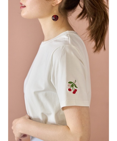 tocco closet(トッコ クローゼット)の「袖口ワンポイント刺繍ボディケアTシャツ(Tシャツ/カットソー・レディース・イエロー/ピンク/ホワイト系4/ブラック系1/ブラック系3/ホワイト系1/ホワイト系2/グレイッシュブルー/ホワイト系3/ブラック系2/ブラック系4/チャコールグレー・M)」の2枚目の写真