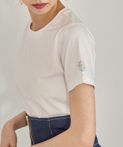 tocco closet(トッコ クローゼット)の「袖口ワンポイント刺繍ボディケアTシャツ(Tシャツ/カットソー・レディース・イエロー/ピンク/ホワイト系4/ブラック系1/ブラック系3/ホワイト系1/ホワイト系2/グレイッシュブルー/ホワイト系3/ブラック系2/ブラック系4/チャコールグレー・M)」の3枚目の写真