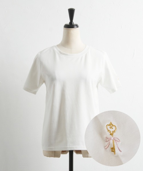 tocco closet(トッコ クローゼット)の「袖口ワンポイント刺繍ボディケアTシャツ(Tシャツ/カットソー・レディース・イエロー/ピンク/ホワイト系4/ブラック系1/ブラック系3/ホワイト系1/ホワイト系2/グレイッシュブルー/ホワイト系3/ブラック系2/ブラック系4/チャコールグレー・M)」の4枚目の写真