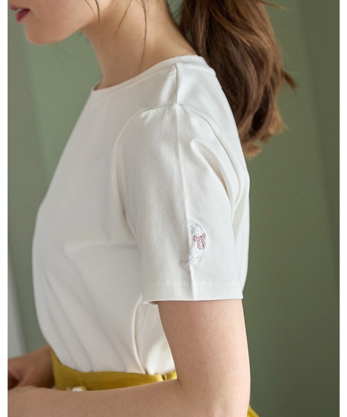 tocco closet(トッコ クローゼット)の「袖口ワンポイント刺繍ボディケアTシャツ(Tシャツ/カットソー・レディース・イエロー/ピンク/ホワイト系4/ブラック系1/ブラック系3/ホワイト系1/ホワイト系2/グレイッシュブルー/ホワイト系3/ブラック系2/ブラック系4/チャコールグレー・M)」の5枚目の写真