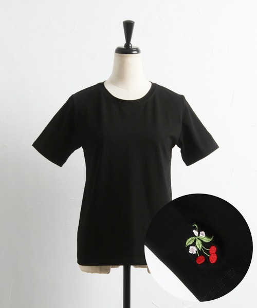 tocco closet(トッコ クローゼット)の「袖口ワンポイント刺繍ボディケアTシャツ(Tシャツ/カットソー・レディース・イエロー/ピンク/ホワイト系4/ブラック系1/ブラック系3/ホワイト系1/ホワイト系2/グレイッシュブルー/ホワイト系3/ブラック系2/ブラック系4/チャコールグレー・M)」の6枚目の写真