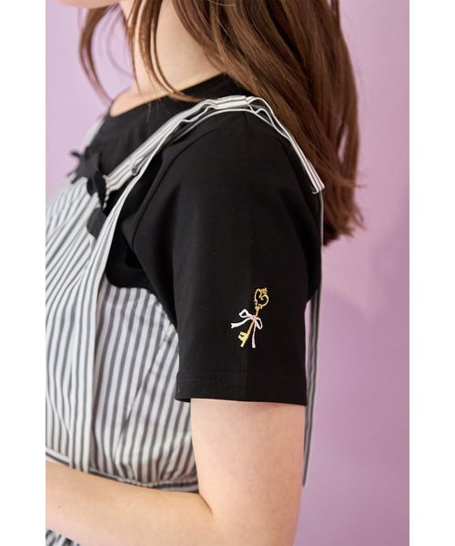 tocco closet(トッコ クローゼット)の「袖口ワンポイント刺繍ボディケアTシャツ(Tシャツ/カットソー・レディース・イエロー/ピンク/ホワイト系4/ブラック系1/ブラック系3/ホワイト系1/ホワイト系2/グレイッシュブルー/ホワイト系3/ブラック系2/ブラック系4/チャコールグレー・M)」の7枚目の写真