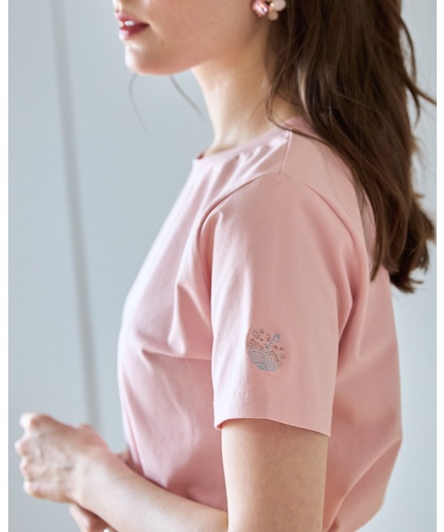 tocco closet(トッコ クローゼット)の「袖口ワンポイント刺繍ボディケアTシャツ(Tシャツ/カットソー・レディース・イエロー/ピンク/ホワイト系4/ブラック系1/ブラック系3/ホワイト系1/ホワイト系2/グレイッシュブルー/ホワイト系3/ブラック系2/ブラック系4/チャコールグレー・M)」の12枚目の写真