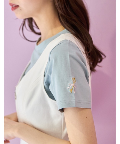 tocco closet(トッコ クローゼット)の「袖口ワンポイント刺繍ボディケアTシャツ(Tシャツ/カットソー・レディース・イエロー/ピンク/ホワイト系4/ブラック系1/ブラック系3/ホワイト系1/ホワイト系2/グレイッシュブルー/ホワイト系3/ブラック系2/ブラック系4/チャコールグレー・M)」の10枚目の写真