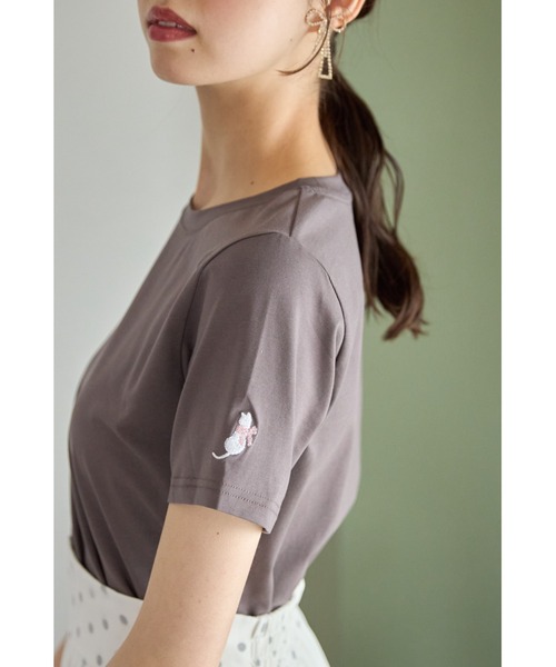 tocco closet(トッコ クローゼット)の「袖口ワンポイント刺繍ボディケアTシャツ(Tシャツ/カットソー・レディース・イエロー/ピンク/ホワイト系4/ブラック系1/ブラック系3/ホワイト系1/ホワイト系2/グレイッシュブルー/ホワイト系3/ブラック系2/ブラック系4/チャコールグレー・M)」の9枚目の写真