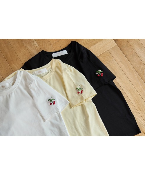 tocco closet(トッコ クローゼット)の「袖口ワンポイント刺繍ボディケアTシャツ(Tシャツ/カットソー・レディース・イエロー/ピンク/ホワイト系4/ブラック系1/ブラック系3/ホワイト系1/ホワイト系2/グレイッシュブルー/ホワイト系3/ブラック系2/ブラック系4/チャコールグレー・M)」の13枚目の写真