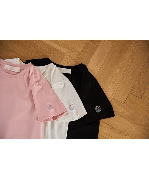 tocco closet(トッコ クローゼット)の「袖口ワンポイント刺繍ボディケアTシャツ(Tシャツ/カットソー・レディース・イエロー/ピンク/ホワイト系4/ブラック系1/ブラック系3/ホワイト系1/ホワイト系2/グレイッシュブルー/ホワイト系3/ブラック系2/ブラック系4/チャコールグレー・M)」の17枚目の写真