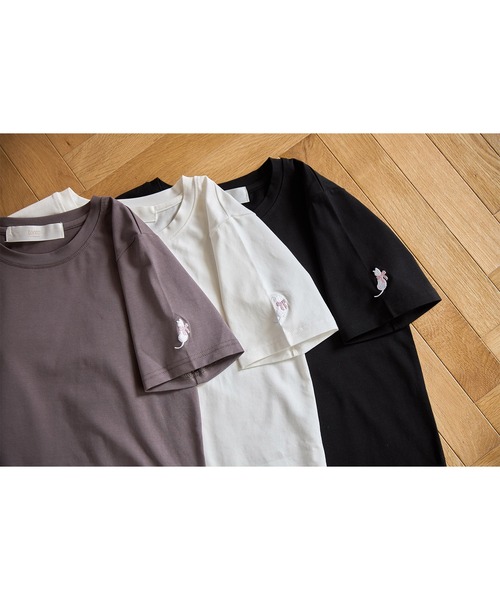 tocco closet(トッコ クローゼット)の「袖口ワンポイント刺繍ボディケアTシャツ(Tシャツ/カットソー・レディース・イエロー/ピンク/ホワイト系4/ブラック系1/ブラック系3/ホワイト系1/ホワイト系2/グレイッシュブルー/ホワイト系3/ブラック系2/ブラック系4/チャコールグレー・M)」の15枚目の写真