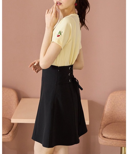 tocco closet(トッコ クローゼット)の「袖口ワンポイント刺繍ボディケアTシャツ(Tシャツ/カットソー・レディース・イエロー/ピンク/ホワイト系4/ブラック系1/ブラック系3/ホワイト系1/ホワイト系2/グレイッシュブルー/ホワイト系3/ブラック系2/ブラック系4/チャコールグレー・M)」の22枚目の写真