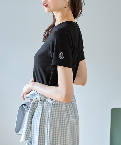 tocco closet(トッコ クローゼット)の「袖口ワンポイント刺繍ボディケアTシャツ(Tシャツ/カットソー・レディース・イエロー/ピンク/ホワイト系4/ブラック系1/ブラック系3/ホワイト系1/ホワイト系2/グレイッシュブルー/ホワイト系3/ブラック系2/ブラック系4/チャコールグレー・M)」の20枚目の写真