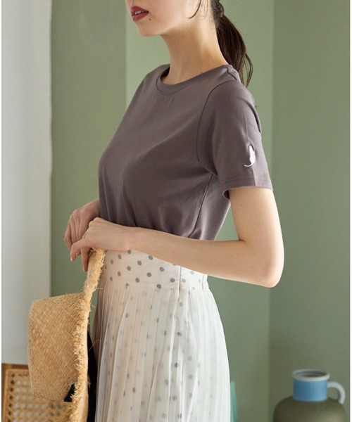 tocco closet(トッコ クローゼット)の「袖口ワンポイント刺繍ボディケアTシャツ(Tシャツ/カットソー・レディース・イエロー/ピンク/ホワイト系4/ブラック系1/ブラック系3/ホワイト系1/ホワイト系2/グレイッシュブルー/ホワイト系3/ブラック系2/ブラック系4/チャコールグレー・M)」の18枚目の写真