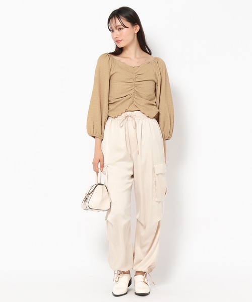 mysty woman(ミスティウーマン)の「ギャザーシャーリングプルオーバー 972186(Tシャツ/カットソー・レディース・ベージュ/ブラック/オフホワイト・FREE)」の4枚目の写真