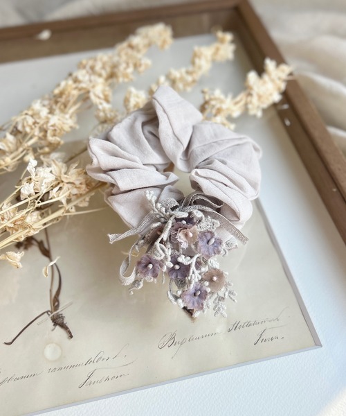 m.soeur（エムスール）の「かすみ草とつるレースのシュシュ（シュシュ・レディース・グリーン/グレー/ピンク・FREE）」の2枚目の写真