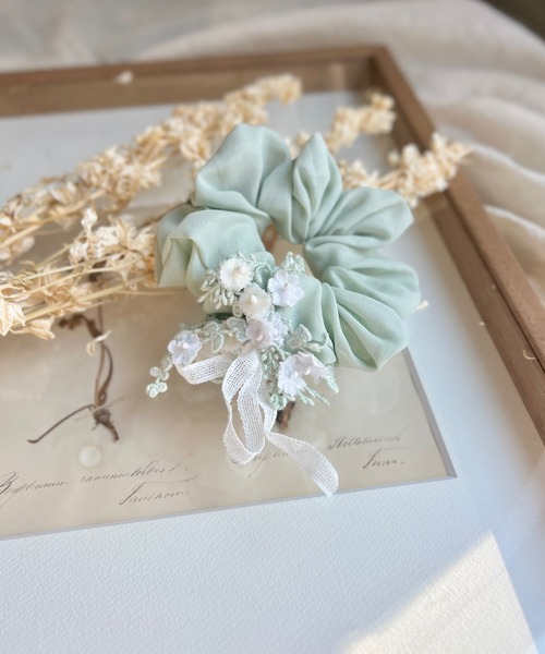 m.soeur（エムスール）の「かすみ草とつるレースのシュシュ（シュシュ・レディース・グリーン/グレー/ピンク・FREE）」の3枚目の写真