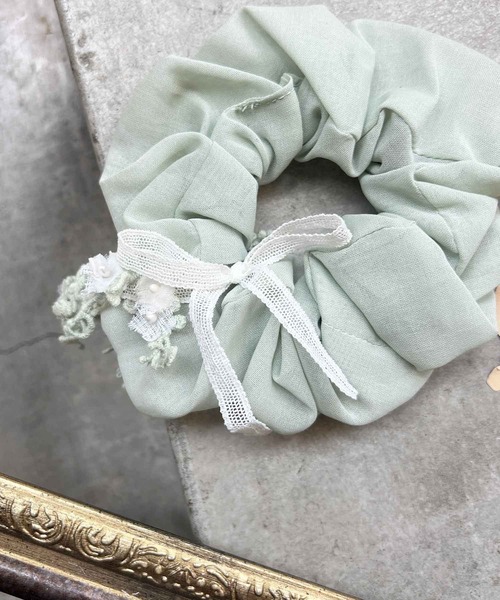 m.soeur（エムスール）の「かすみ草とつるレースのシュシュ（シュシュ・レディース・グリーン/グレー/ピンク・FREE）」の5枚目の写真