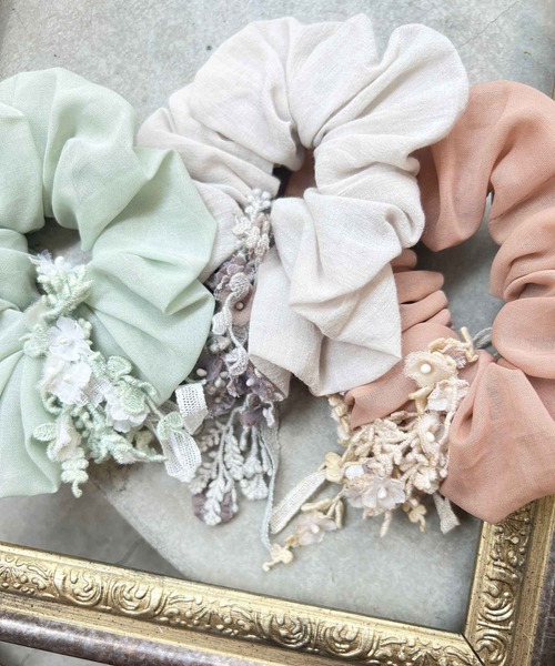 m.soeur（エムスール）の「かすみ草とつるレースのシュシュ（シュシュ・レディース・グリーン/グレー/ピンク・FREE）」の6枚目の写真