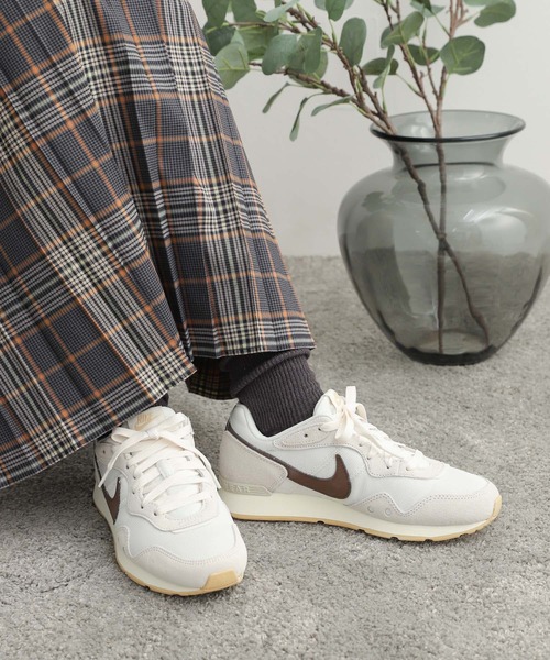 URBAN RESEARCH DOORS(アーバンリサーチドアーズ)の「NIKE ベンチャーランナー(スニーカー・レディース・オフホワイト・24.5/23.5/24)」の1枚目の写真