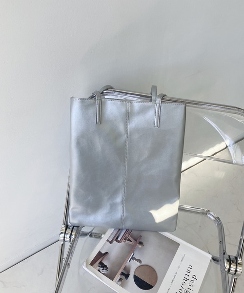 AS KNOW AS plus（アズノゥアズプラス）の「エコレザーフラットトートバッグ（トートバッグ・レディース・ブラック/アイボリー/シルバー/ブルー/グレー・FREE）」の5枚目の写真