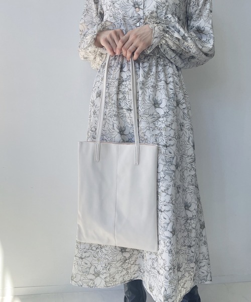 AS KNOW AS plus（アズノゥアズプラス）の「エコレザーフラットトートバッグ（トートバッグ・レディース・ブラック/アイボリー/シルバー/ブルー/グレー・FREE）」の2枚目の写真