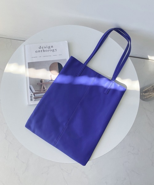 AS KNOW AS plus（アズノゥアズプラス）の「エコレザーフラットトートバッグ（トートバッグ・レディース・ブラック/アイボリー/シルバー/ブルー/グレー・FREE）」の7枚目の写真