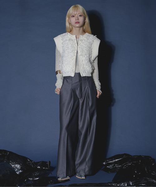 Ezick(エジック)の「2way shaggy switch loop yarn ジップショートベスト(ベスト・レディース・ブラック/ボルドー/オフホワイト・FREE)」の4枚目の写真