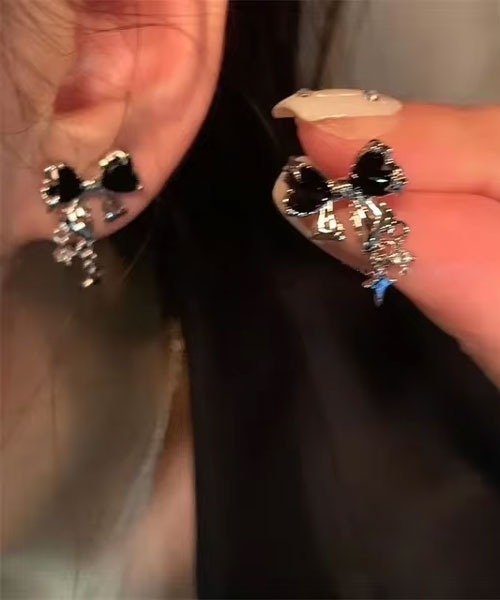 Mayree（メイリー）の「【float】リボンモチーフ ゆらゆら シルバー ピアス（ピアス（両耳用）・レディース・シルバー/ピンク/ブラック・FREE）」の2枚目の写真