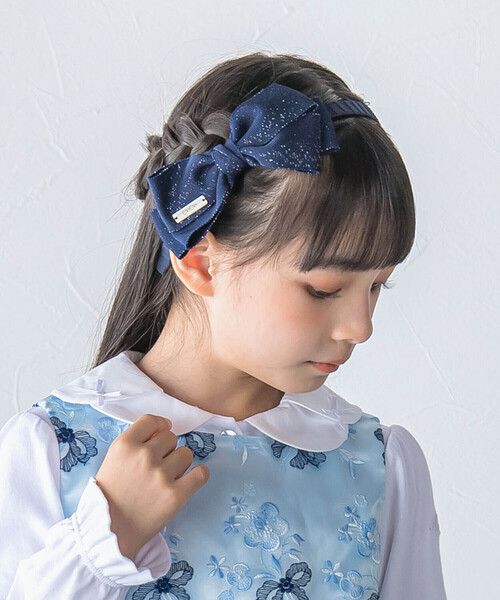 BeBe（ベベ）の「【日本製】ラメリボンカチューシャ（カチューシャ・キッズ・ネイビー/ベージュ・FREE）」の2枚目の写真