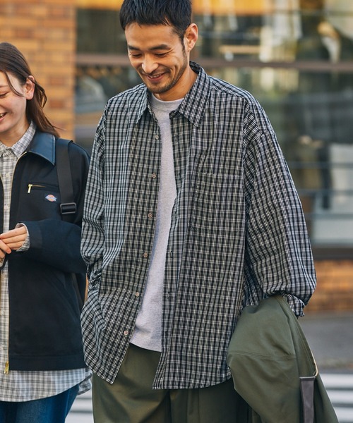 THE CRAFT CREW PRODUCTS（ザクラフトクループロダクツ）の「マルチファンクショナルファブリック ビッグシルエット アソートレギュラーカラー長袖シャツ【THE CRAFT CREW PRODUCTS】（シャツ/ブラウス・メンズ・ブラック系2/オフホワイト/ブルー系/ブラック系1/ダークインディゴブルー/ブラック系/ホワイト系/グレイッシュベージュ/サックスブルー/グレー系/ネイビー系/ベージュ系/ダークグレー/ネイビー系1/ブラック系3/ホワイト系1・S/L/M）」の7枚目の写真