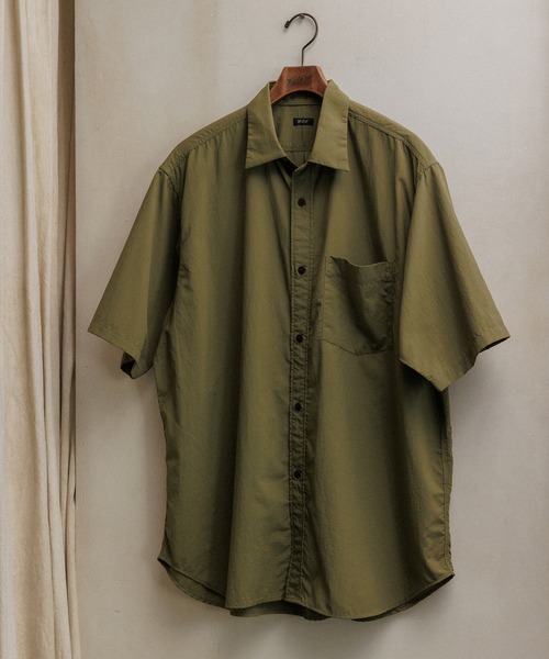 WILD LIFE TAILOR Adam et Rope'(ワイルドテーラーアダムエロペ )の「【WILD LIFE TAILOR】ワッシャーナイロン タスラン ショートスリーブ レギュラーカラーシャツ / 弱撥水 / UVカット / 接触冷感 / 透湿(シャツ/ブラウス・メンズ・ネイビー/オリーブ/チャコールグレー・L/M)」の3枚目の写真