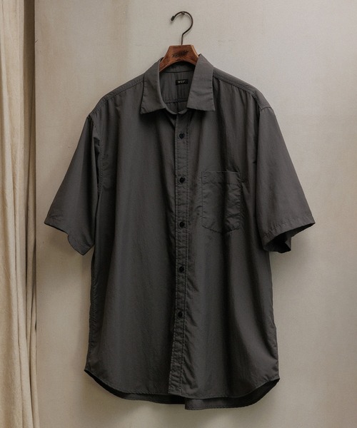 WILD LIFE TAILOR Adam et Rope'(ワイルドテーラーアダムエロペ )の「【WILD LIFE TAILOR】ワッシャーナイロン タスラン ショートスリーブ レギュラーカラーシャツ / 弱撥水 / UVカット / 接触冷感 / 透湿(シャツ/ブラウス・メンズ・ネイビー/オリーブ/チャコールグレー・L/M)」の1枚目の写真