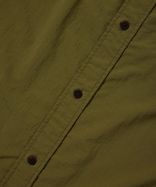 WILD LIFE TAILOR Adam et Rope'(ワイルドテーラーアダムエロペ )の「【WILD LIFE TAILOR】ワッシャーナイロン タスラン ショートスリーブ レギュラーカラーシャツ / 弱撥水 / UVカット / 接触冷感 / 透湿(シャツ/ブラウス・メンズ・ネイビー/オリーブ/チャコールグレー・L/M)」の5枚目の写真